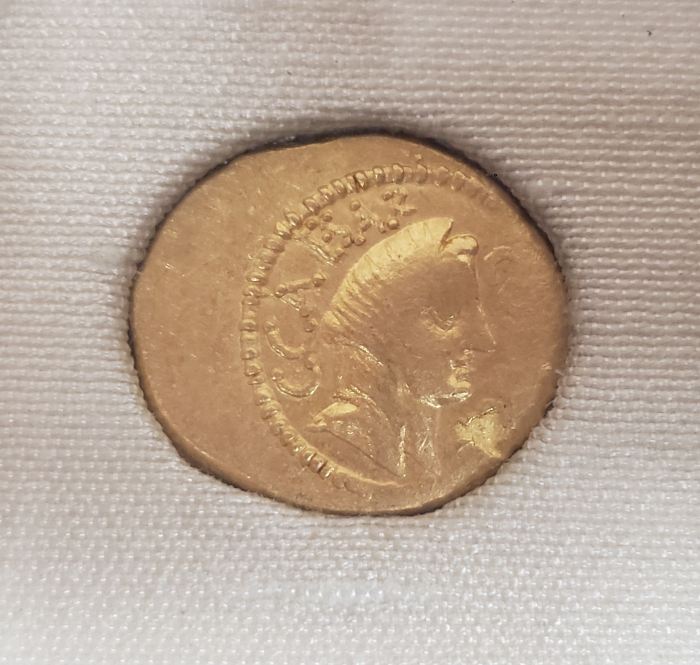 Roman Imperatorial Julius Caesar d.44 BC AV Aureus in Frame 0144245Roman Imperatorial Julius Caesar d.44 BC AV Aureus in Frame 0144245 - Image 3